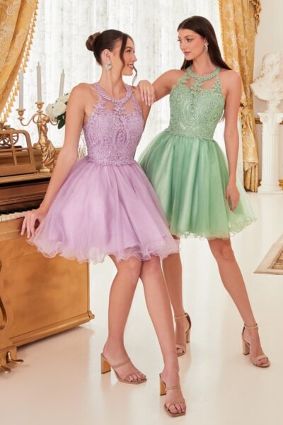 Vestido Corto de Cocktail con Capas