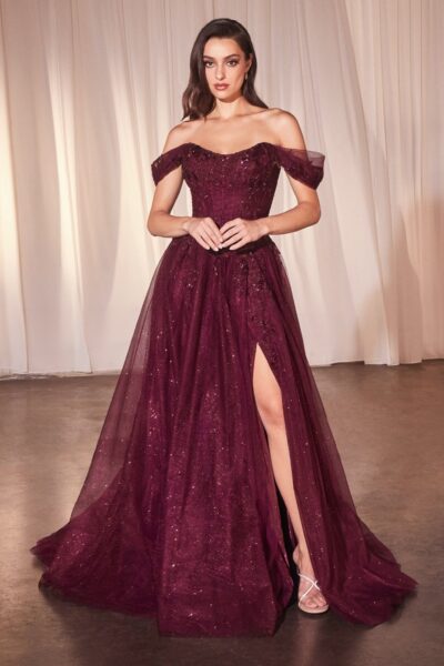Vestido A-Line Off-The-Shoulder, Escote Redondeado y Aplicaciones Florales de Encaje