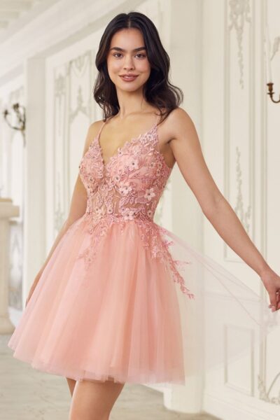 Vestido Corto en A-Line con Falda de Tul y Capas de Brillo