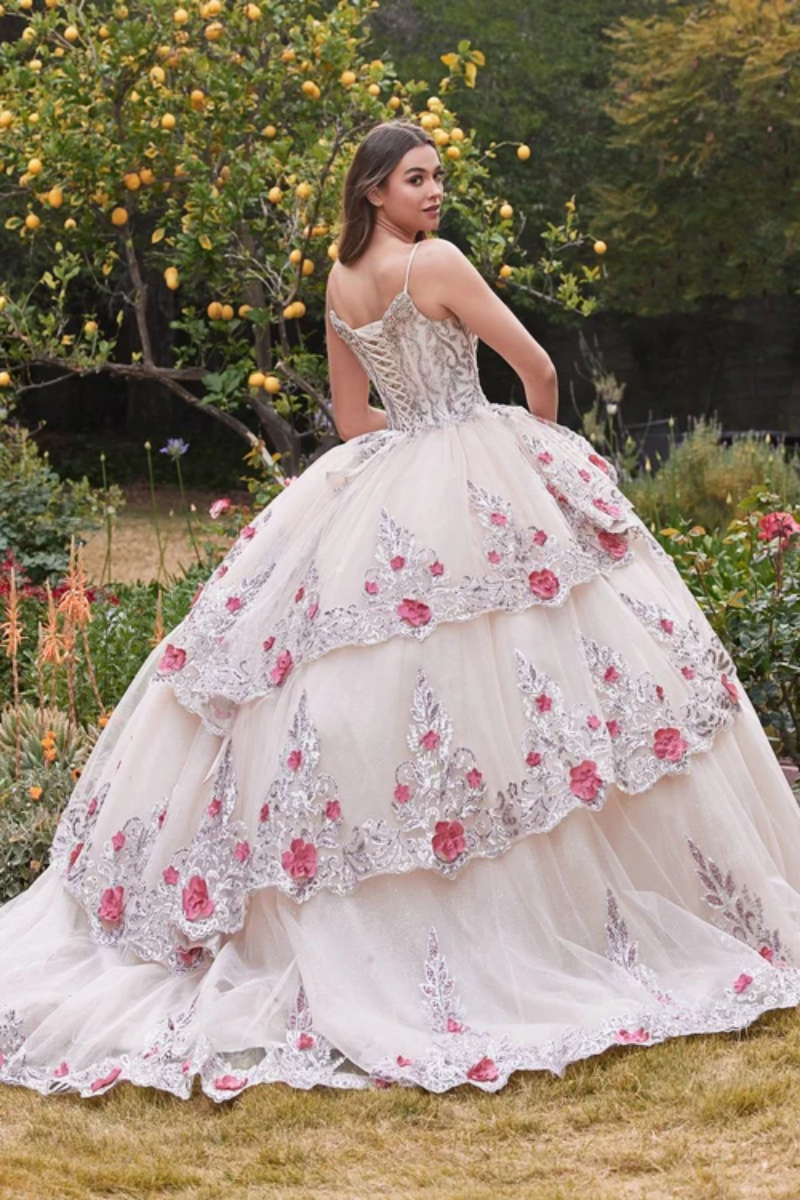Vestido de Quinceañera de Tul en Capas con Aplicaciones Florales - Imagen 3
