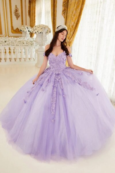 Vestido de Quinceañera Lavanda Real con Detalles de Mariposas y Corsé Bordado