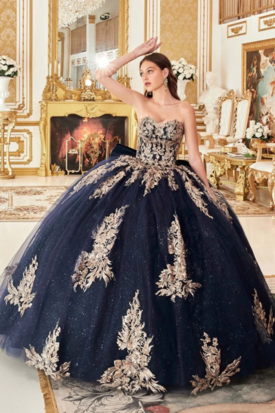 Vestido de Fiesta Strapless con Capas y Detalle de Lazo