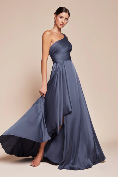 Vestido Largo Satinado de Un Hombro con Abertura Fluida