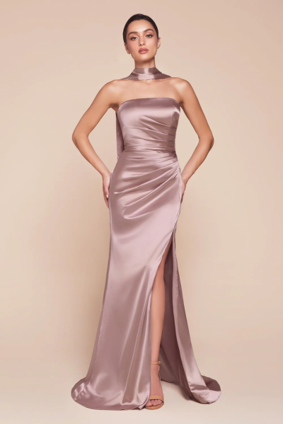 Vestido Largo Satinado Strapless con Drapeado en Cintura y Abertura